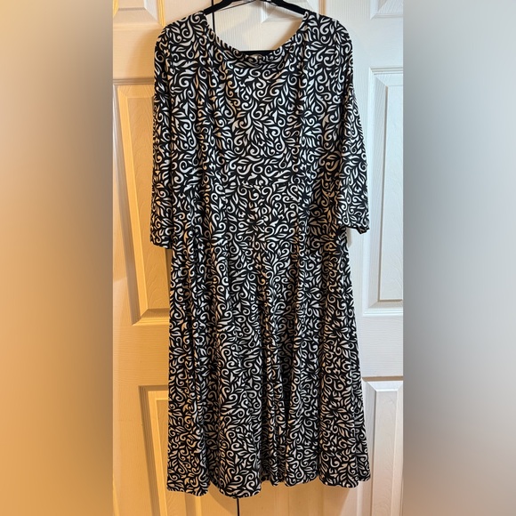 Haani Black and White Swirl Long Sleeve Dress - Picture 5 of 5